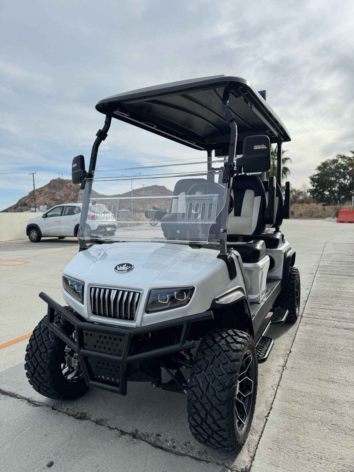 D5 Maverick 4 Mineral White with Black and White Seats - Hardy Carts & Equipment