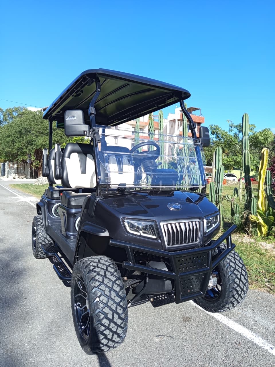 D5 Maverick 4 Plus - Artic Grey - Black & White Seats - In Stock